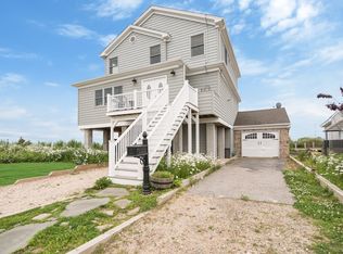 470 East Dr, Copiague, NY