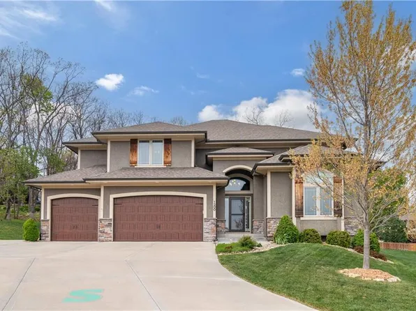 1300 NE Woods Edge Ct, Lees Summit, MO 64064