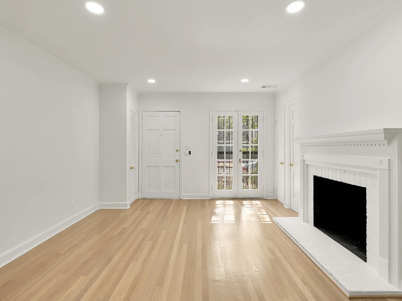2 bed, 1.5 bath, 990 sqft, $4,500 — Photo 4