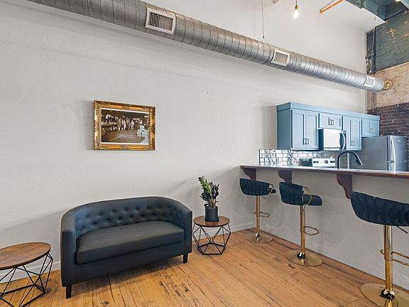 5th image of 320 W Walnut St #303