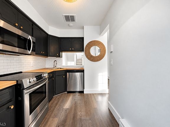 3rd image of 634 Upperway