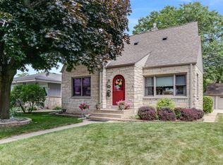 5572 N Navajo Ave, Glendale, WI 53217