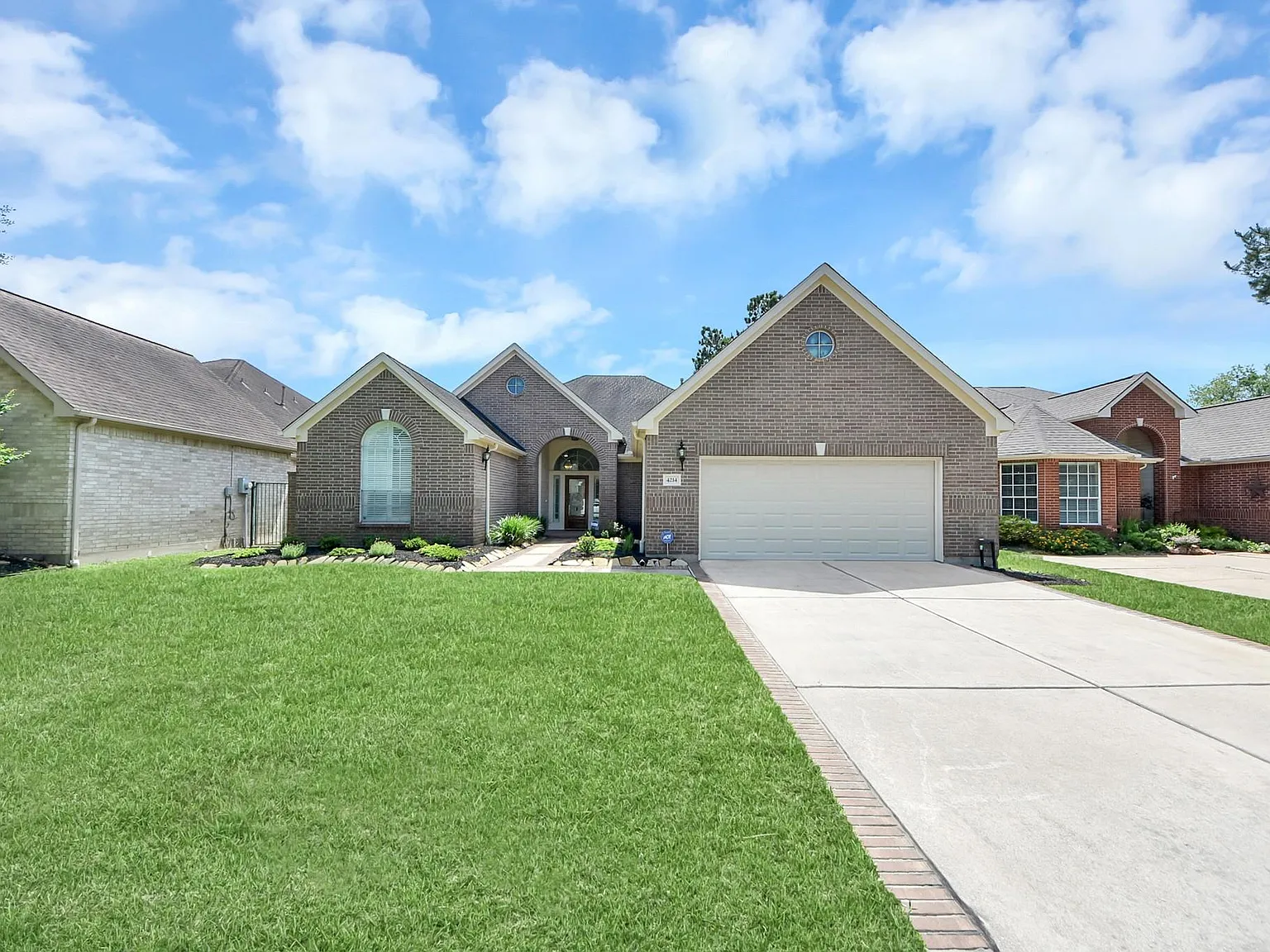 3 bed, 2.0 bath, 2208 sqft, $2,600 — Photo 3