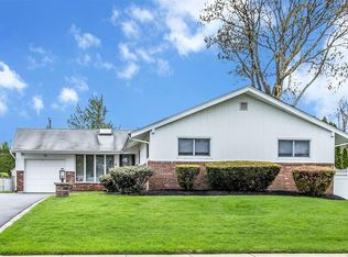 15 Adrienne Dr, Old Bethpage, NY 11804