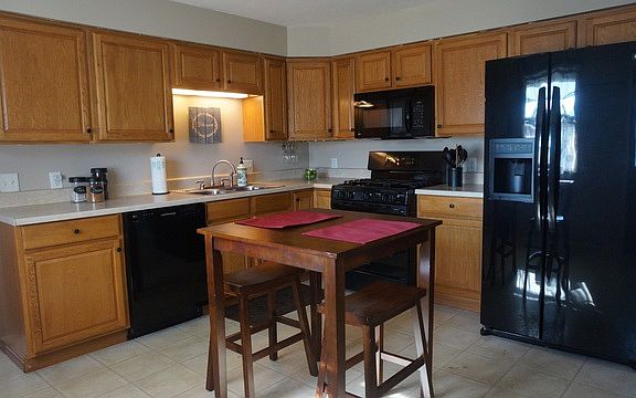 4th image of 832 Edwin Dr