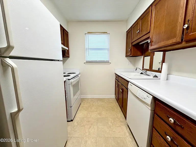 710 Victoria Ct — Photo 4