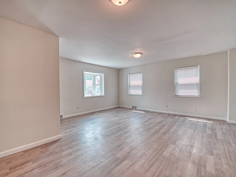 1139 Miller Ave — Photo 5