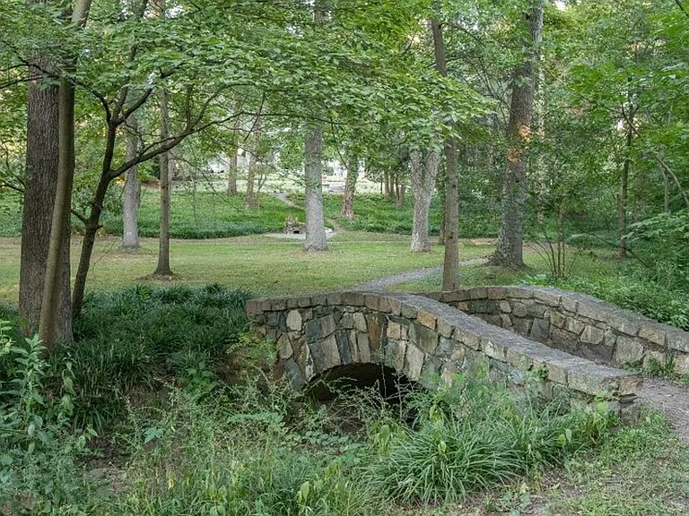 One Bedroom Across From Walking & Biking Trails in Fisher Park - Water & Parking Included — Photo 10