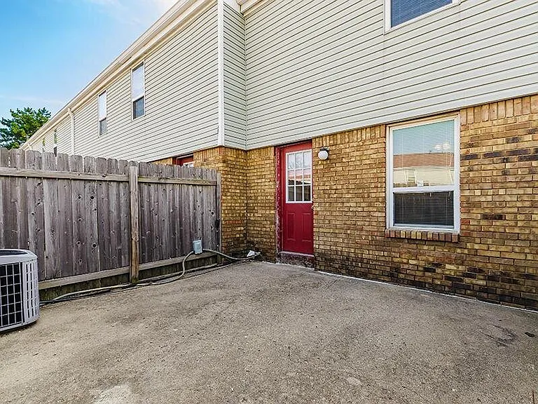 Sharon Green Townhomes — Photo 18