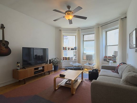 2nd image of 2031 N Humboldt Blvd APT 2