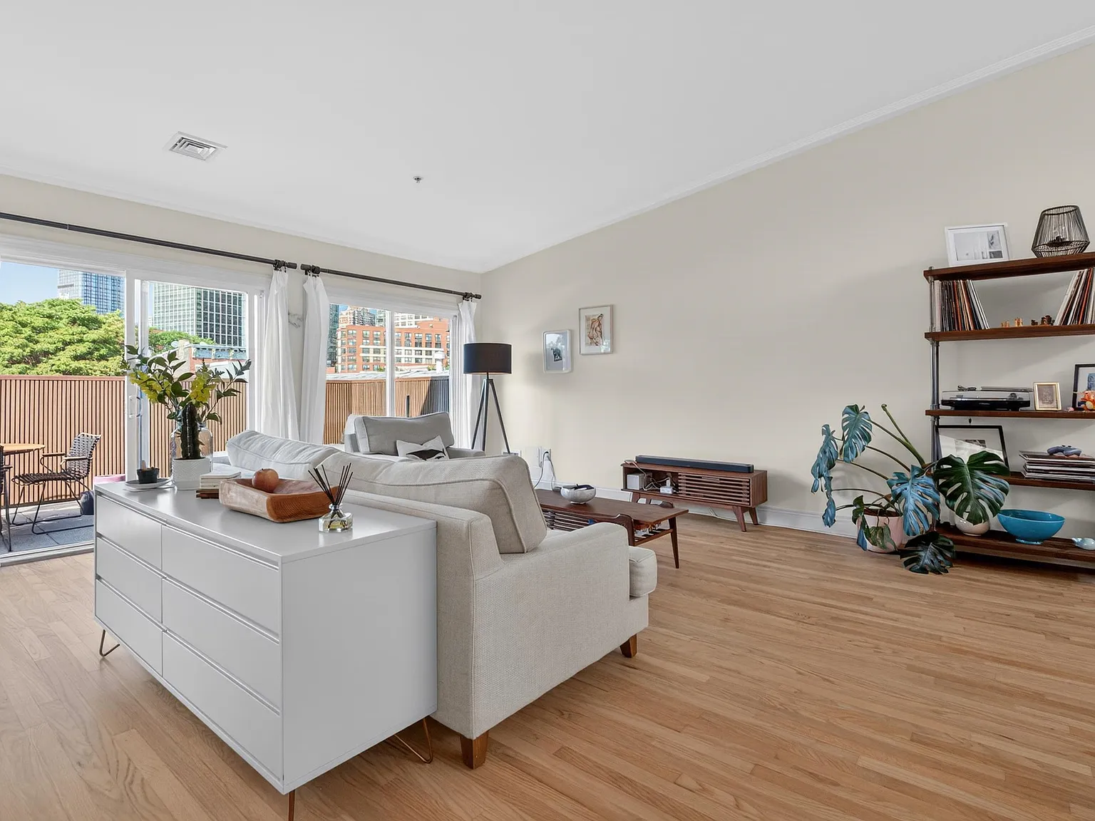 3 bed, 2.0 bath, 2250 sqft, $8,950 — Photo 3