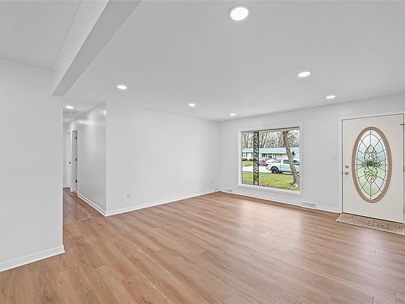 5th image of 107 Maple Dr