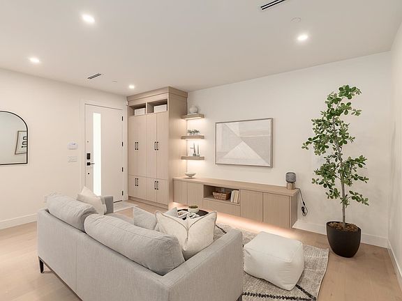 5th image of 3633 Turner St #1