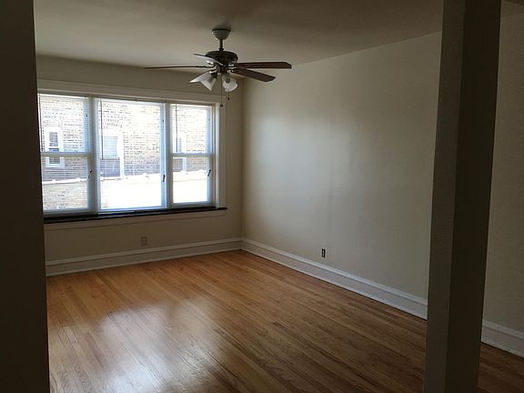 3rd image of 5550 N Sawyer Ave APT 1