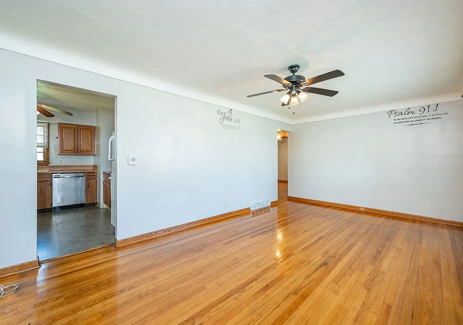 Move-In Special! Gorgeous Hardwood Floors! 3-Bed Home! — Photo 4