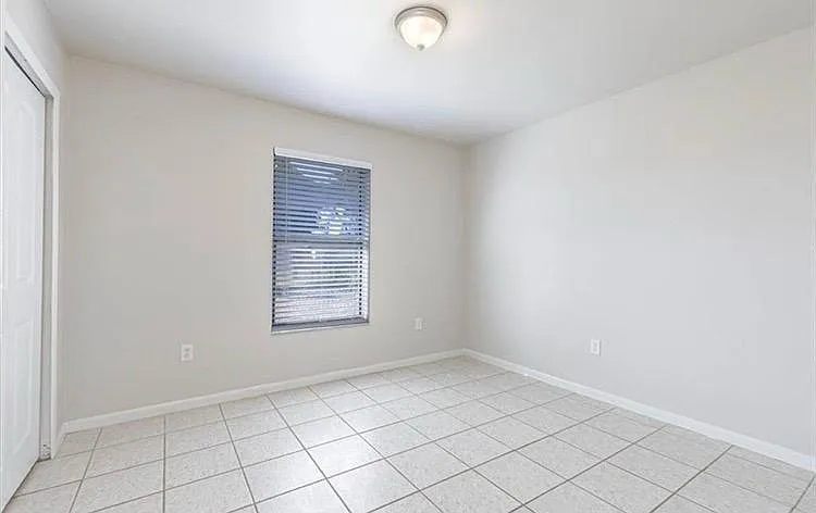 4140 SW 6th Ave — Photo 8