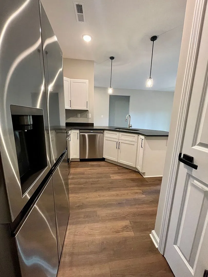 2 bed, 1170 sqft, $1,570 — Photo 3