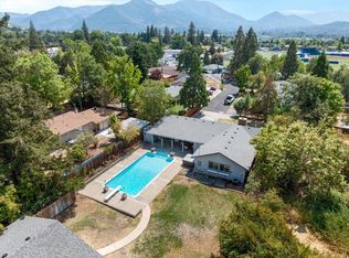 935 NE Wesley Ln, Grants Pass, OR 97526