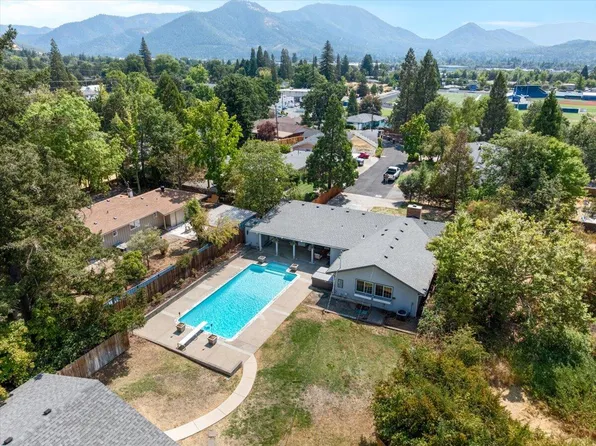 935 NE Wesley Ln, Grants Pass, OR 97526