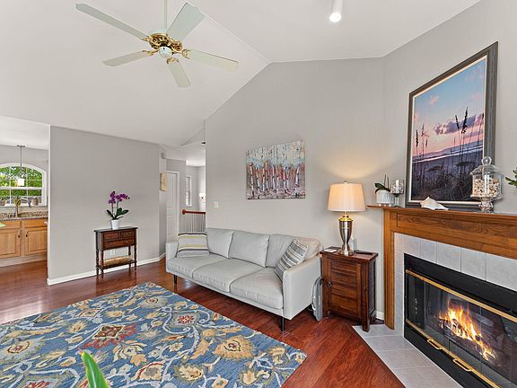 4th image of 875 Forest Glen Dr
