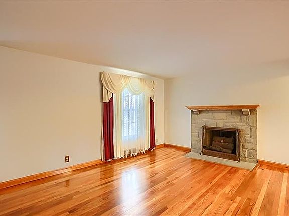 3rd image of 4627 N Emblem Dr