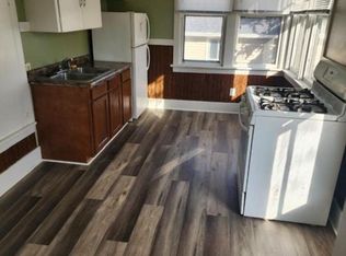 617 W 4th St APT 3, Muscatine, IA 52761
