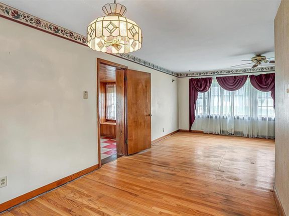 5th image of 534 Derinda Ave