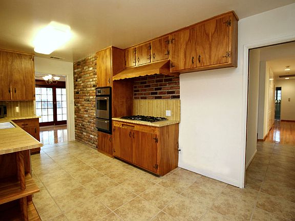 Retro kitchen w/ appliances