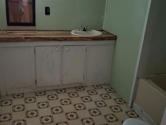 3rd image of 908 Pond Dr
