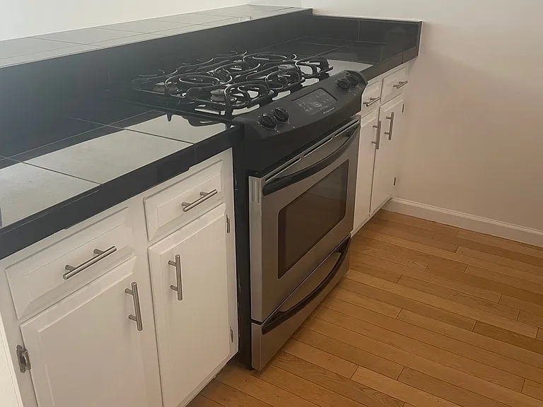 2542 N Beachwood Dr #6 — Photo 34
