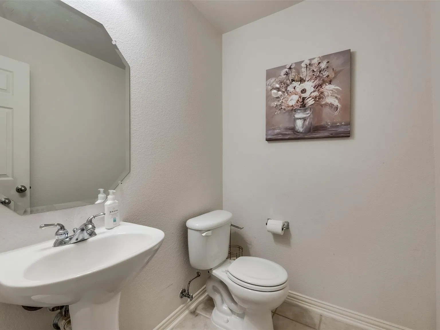 4 bed, 2.5 bath, 2338 sqft, $2,700 — Photo 4