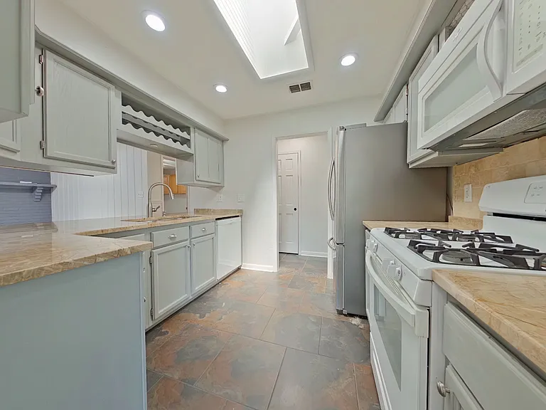 5-web-or-mls-4 Kitchen-6_04202026