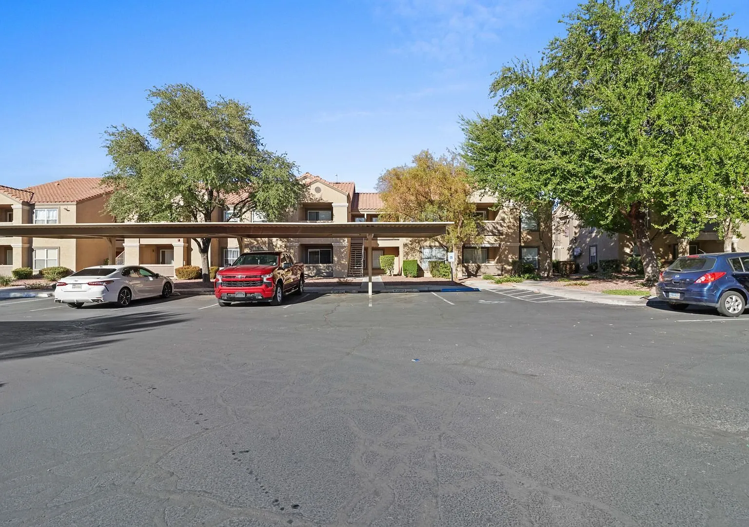 SE Gated!! 1 Bedroom 1st Floor!! One Car Garage Community Pool, Spa, Clubhouse All tile floors!! — Photo 1