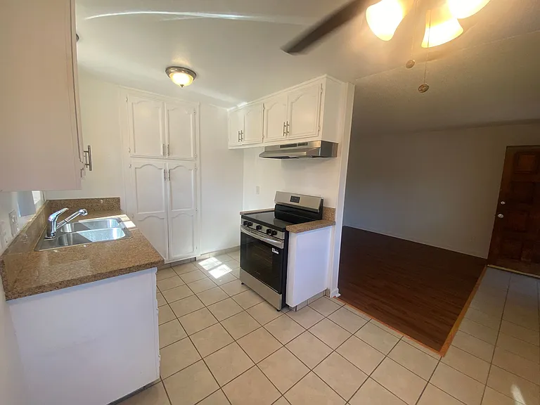 2415 E 6th St — Photo 9