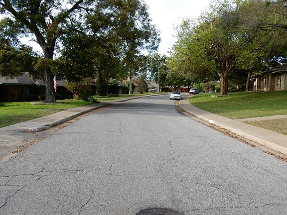 5th image of 726 Forest Ln