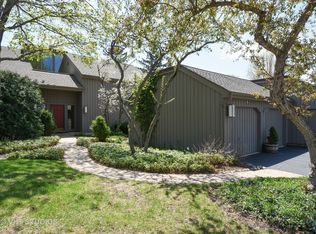 523 Woodview Rd APT B, Lake Barrington, IL 60010