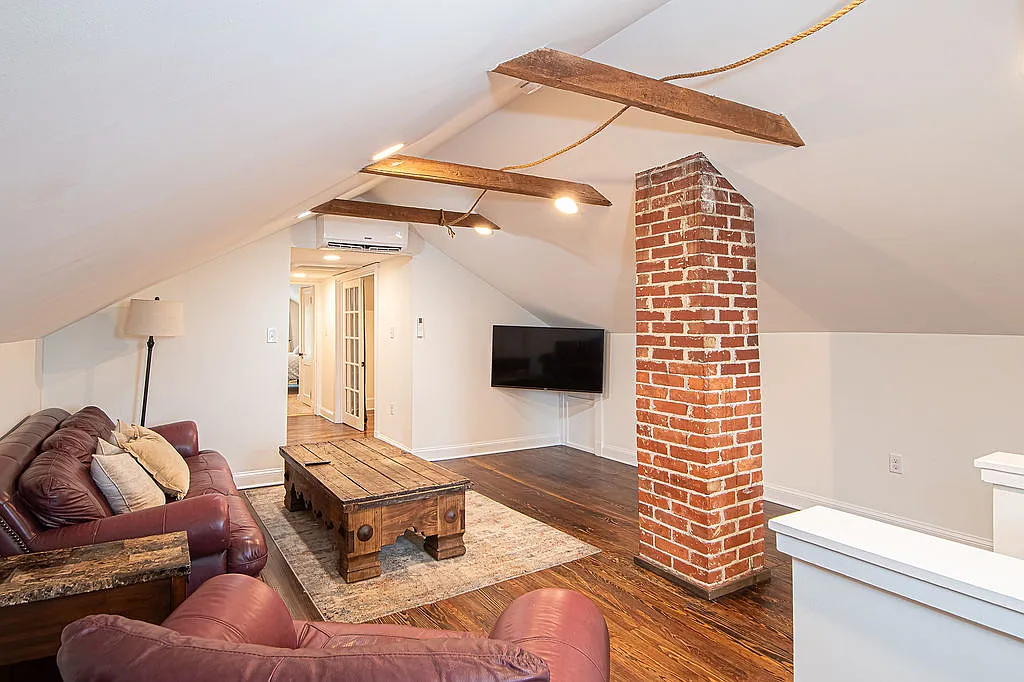 417 N. Royal Ave. — Photo 1