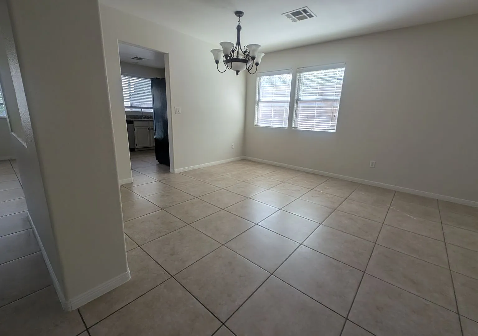 Ft Apache & Cheyenne House - Fresh Paint + Brand-New Carpet Spacious 5-Bedroom Home with 3-Car Ga... — Photo 4