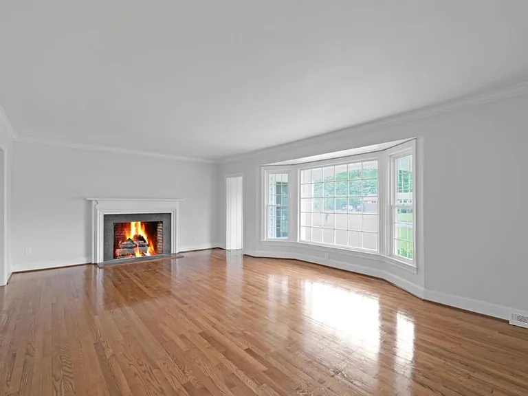 306 Granville Dr — Photo 5