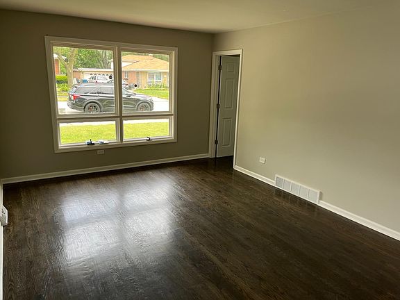 2nd image of 27 E 158th Pl