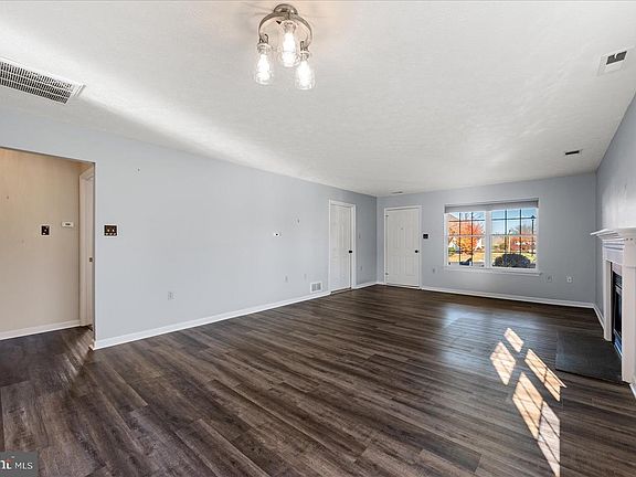 5th image of 222 Crestwood Ln