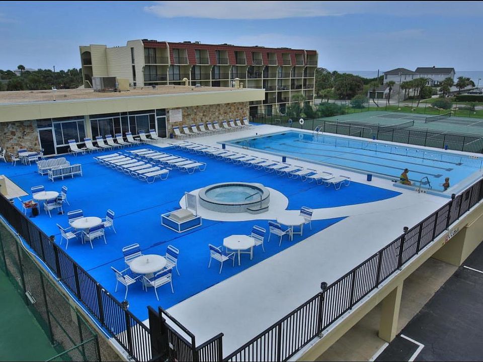 Community Pool, hot tub, and clubhouse.