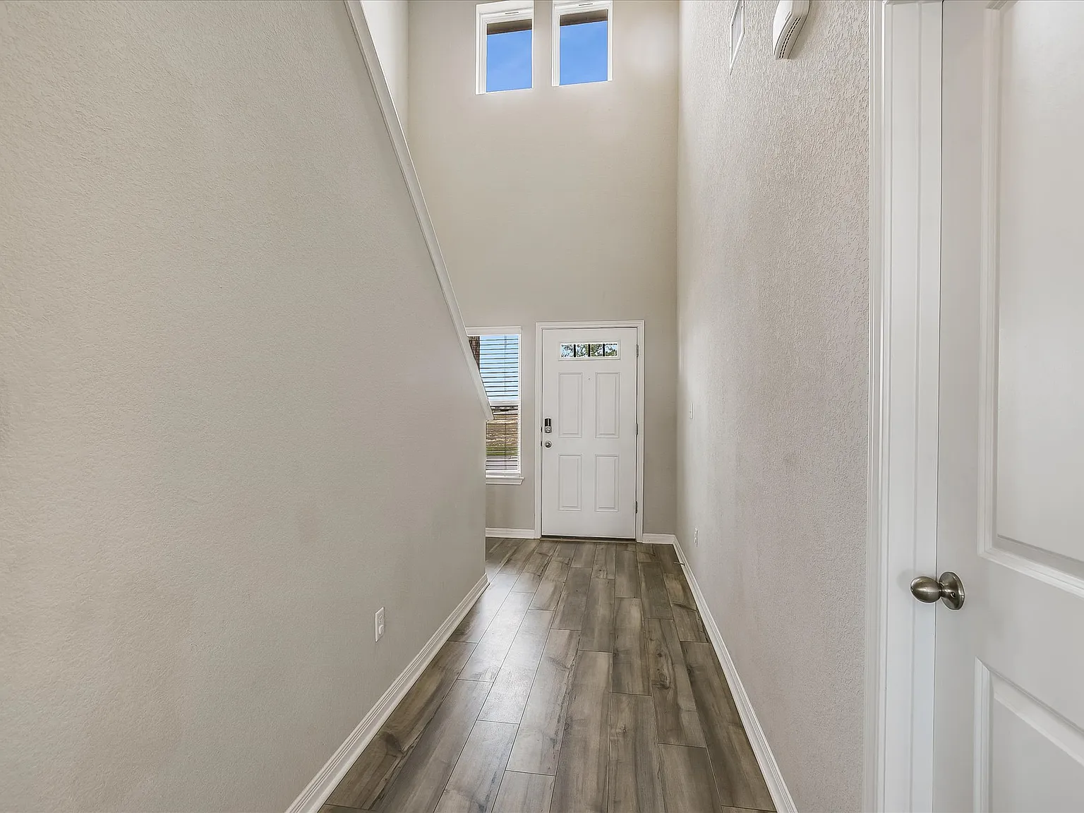 4 bed, 2047 sqft, $2,149 — Photo 3