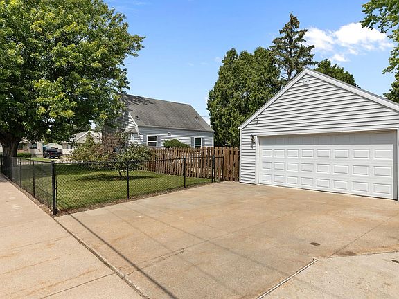 4th image of 882 Higgins Ave