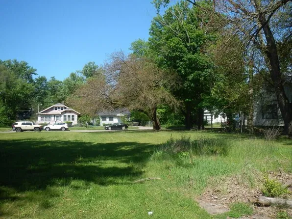 723 Pavone St, Benton Harbor, MI 49022