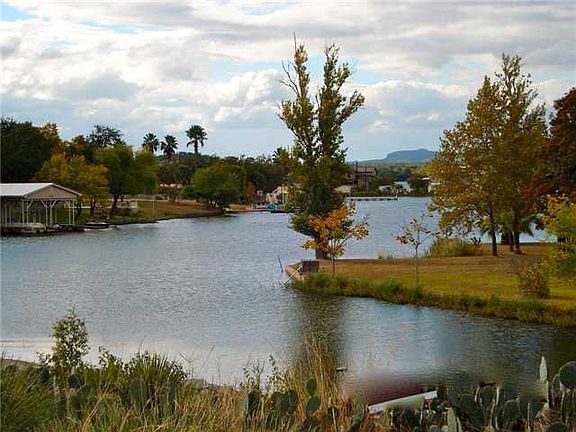 3rd image of 902 Shorewood Downs Dr
