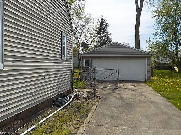 3rd image of 18401 Ferncliffe Ave