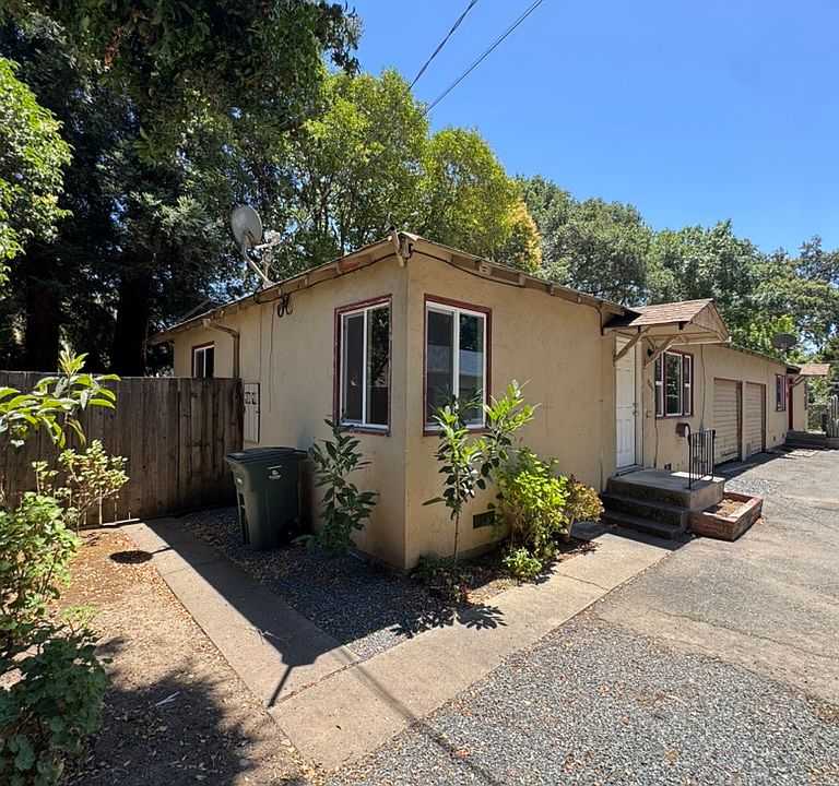 End unit duplex with fenced private yard.