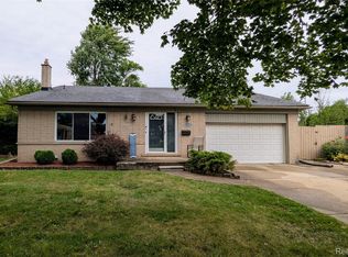 11555 Newbern Dr, Warren, MI 48093