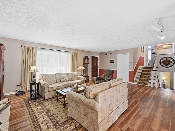 4th image of 902 Old Orchard Rd
